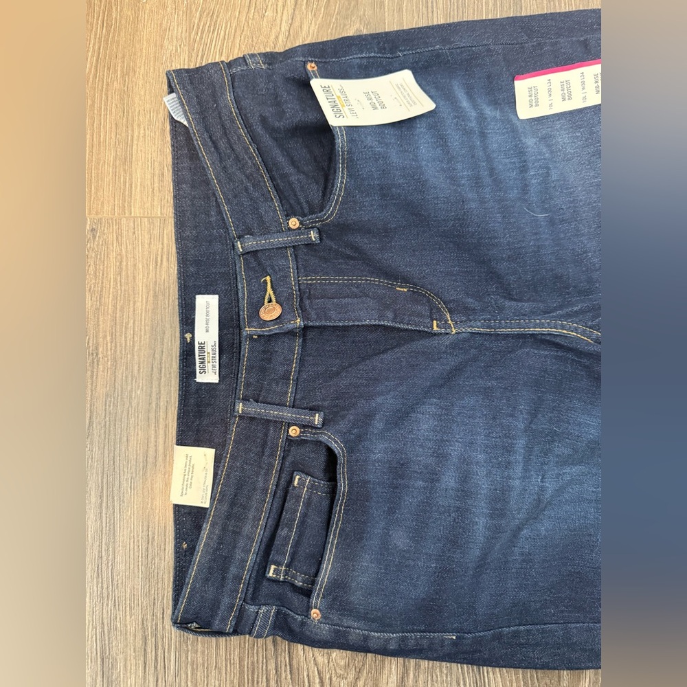 Levi's Womans Dark Blue midrise bootcut Jeans NWT
